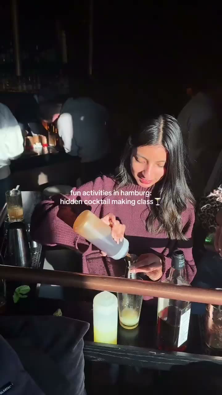 Eine Gästin shakt einen Cocktail